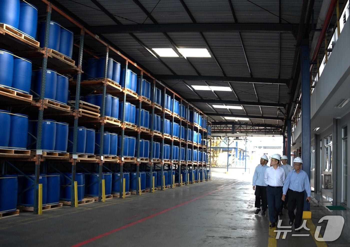 애경케미칼 임직원들이 새롭게 인수한 에보닉 공장을 둘러보고 있다. &#40;사진제공 = 애경케미칼&#41; 
