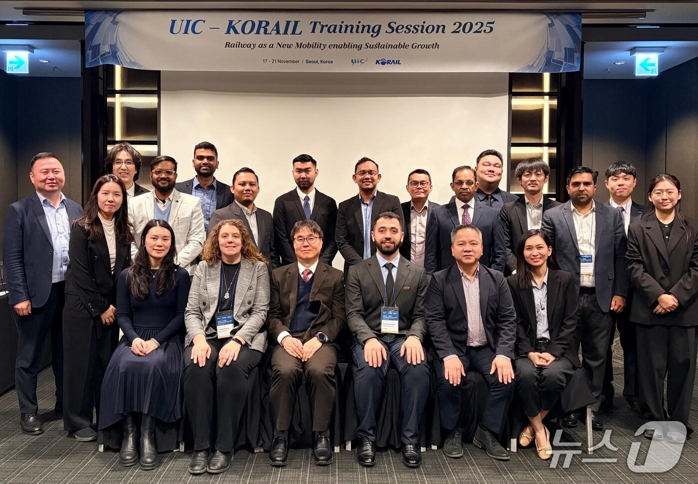 한국철도공사&#40;코레일&#41;가 17일부터 21일까지 ‘국제철도연맹&#40;UIC&#41; 아시아·태평양 지역 회원국 초청연수’를 진행하고 수료식을 개최했다. &#40;코레일 제공.재판매 및 DB금지&#41;/뉴스1