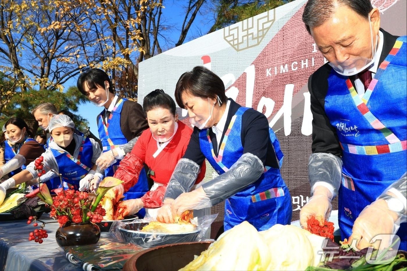농림축산식품부는 김치의 날&#40;11.22&#41;을 맞아 21일 서울 종로구 국립민속박물관에서 ‘6회 김치이 날’ 기념식을 했다. 송미령 농식품부 장관&#40;오른쪽에서 두 번째&#41;이 직접 김장 시연행사를 하고 있다. &#40;농식품부 제공&#41; /2025.11.21/ 