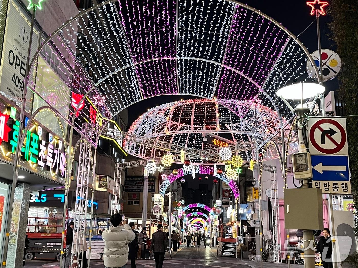본문 이미지 - 바보사거리 거울 빛거리 야간연출 전경.(울산 남구 제공. 재판매 및 DB금지)/뉴스1