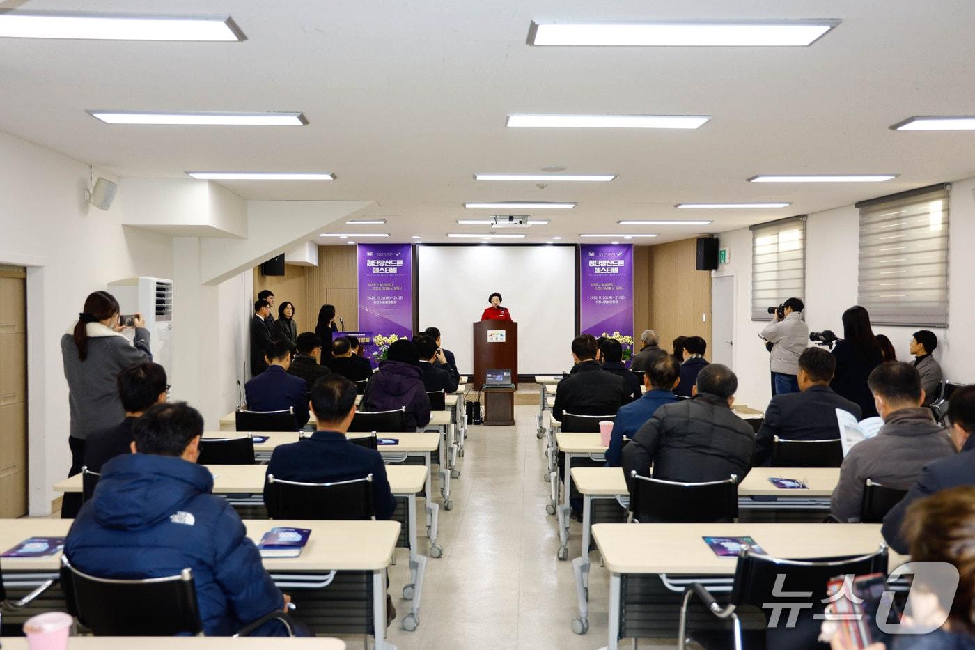 이천시가 20일 개최한 &#39;투자유치 설명회&#39;에서 김경희 시장이 시의 투자 환경에 대해 소개하고 있다.&#40;이천시 제공&#41;