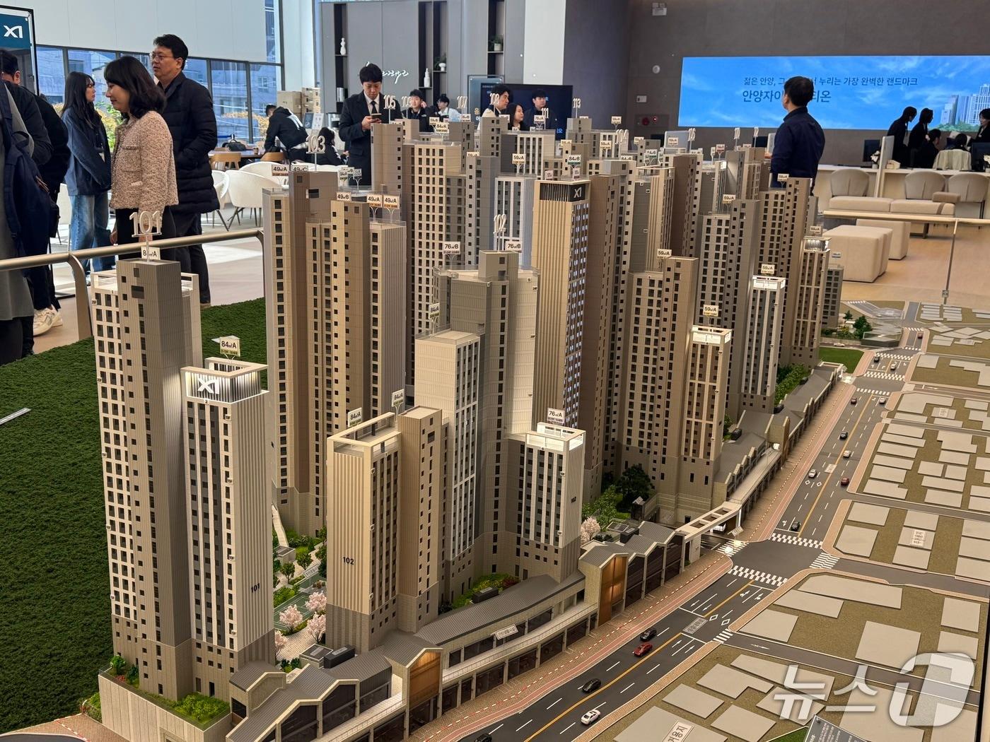 본문 이미지 - 21일 방문한 경기 안양 만안구 '안양자이 헤리티온' 견본주택 내부의 단지 모형 2025.11.21/뉴스1 ⓒ News1 윤주현 기자