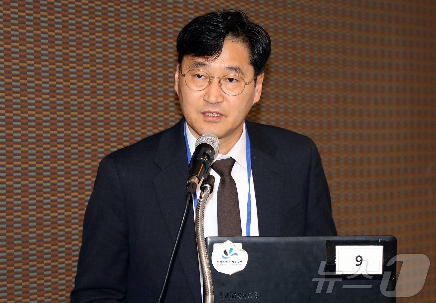 이경진 한국수소연합 대외협력본부장이 21일 오후 제주시 오션스위츠 제주호텔에서 열린 '제8회 제주플러스전문가포럼'에서 기조발제를 하고 있다. '지속 가능한 미래를 향한 제주 그린수소 산업'을 주제로 한 이번 포럼은 뉴스1과 제주대학교 RISE사업단, 제주테크노파크가 공동 주최하고, 뉴스1 제주본부가 주관했다. 2025.11.21/뉴스1 ⓒ News1 오미란 기자