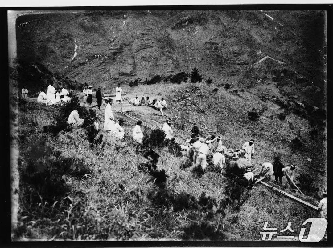 본문 이미지 - 일제에 의해 제천시 한수면 송계리 월광사지에서 반출되고 있는 원랑선사탑비.(제천문화원 제공. 재판매 및 DB금지)/뉴스1 