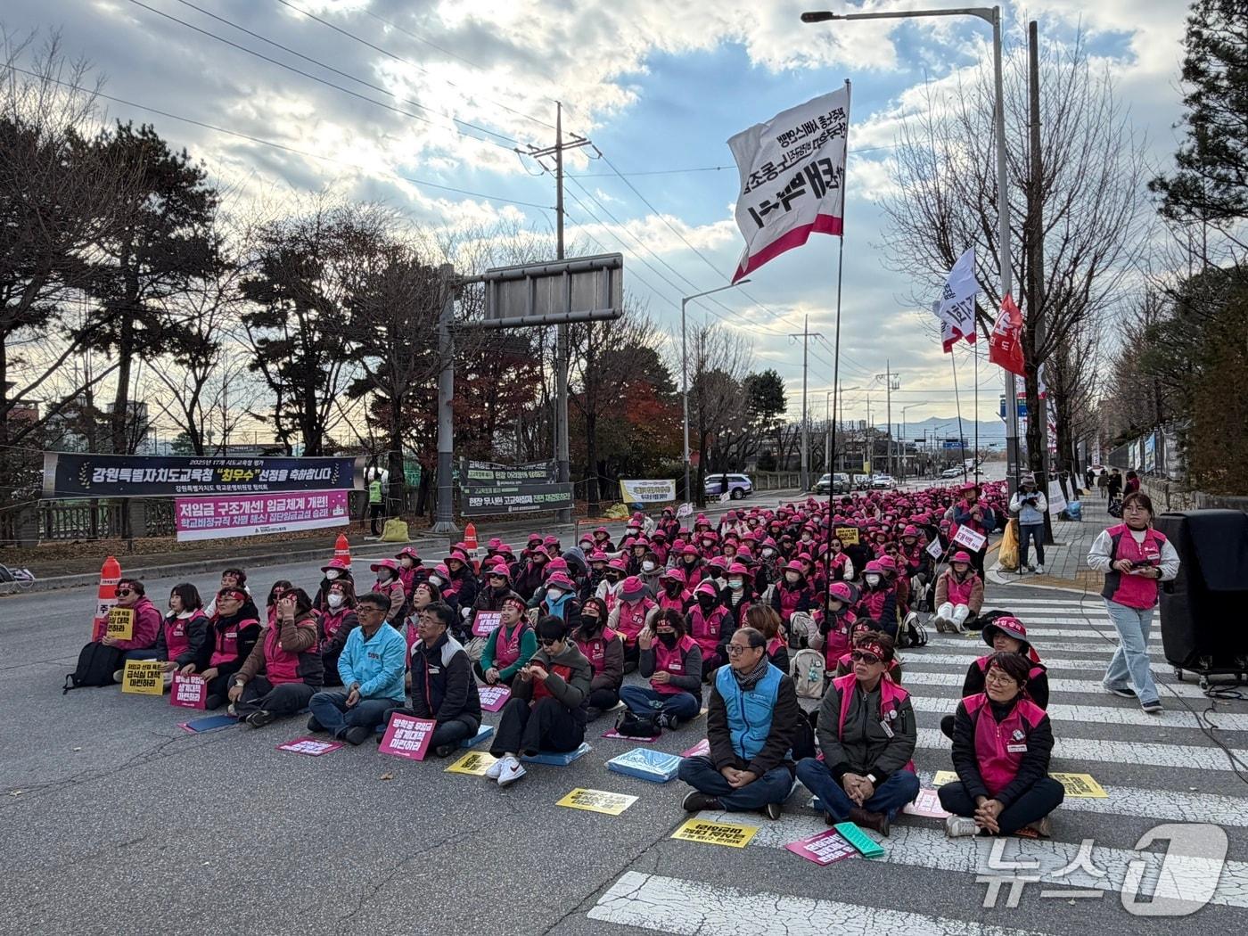 본문 이미지 - 강원 학교 급식 노동자들이 21일 강원도교육청 앞에서 &#39;급식노동자 총파업대회&#39;를 열고  비정규직 차별 해소를 촉구했다.2025.11.21 한귀섭 기자