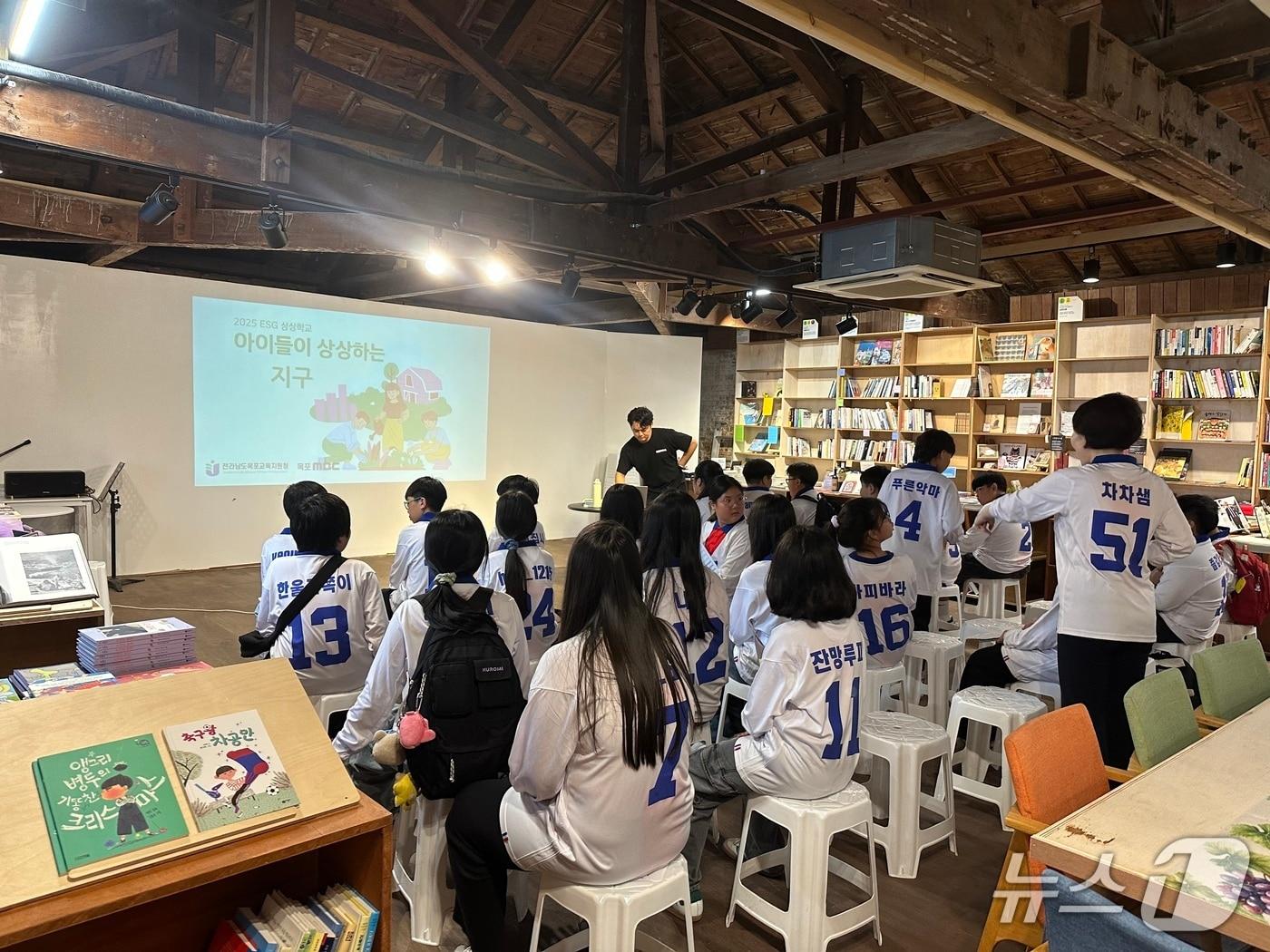 본문 이미지 - 기후에너지학교 강의 모습.(목포MBC 제공. 재판매 및 DB금지) 2025.11.21/뉴스1