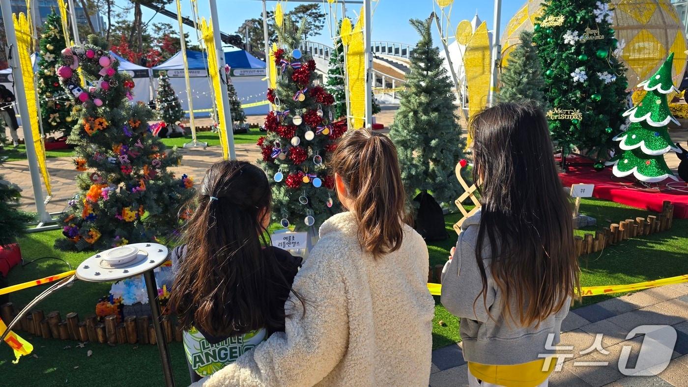  세종 빛축제 트리 앞에서 기념사진 찍는 세종 여울초 학생들. / 뉴스1