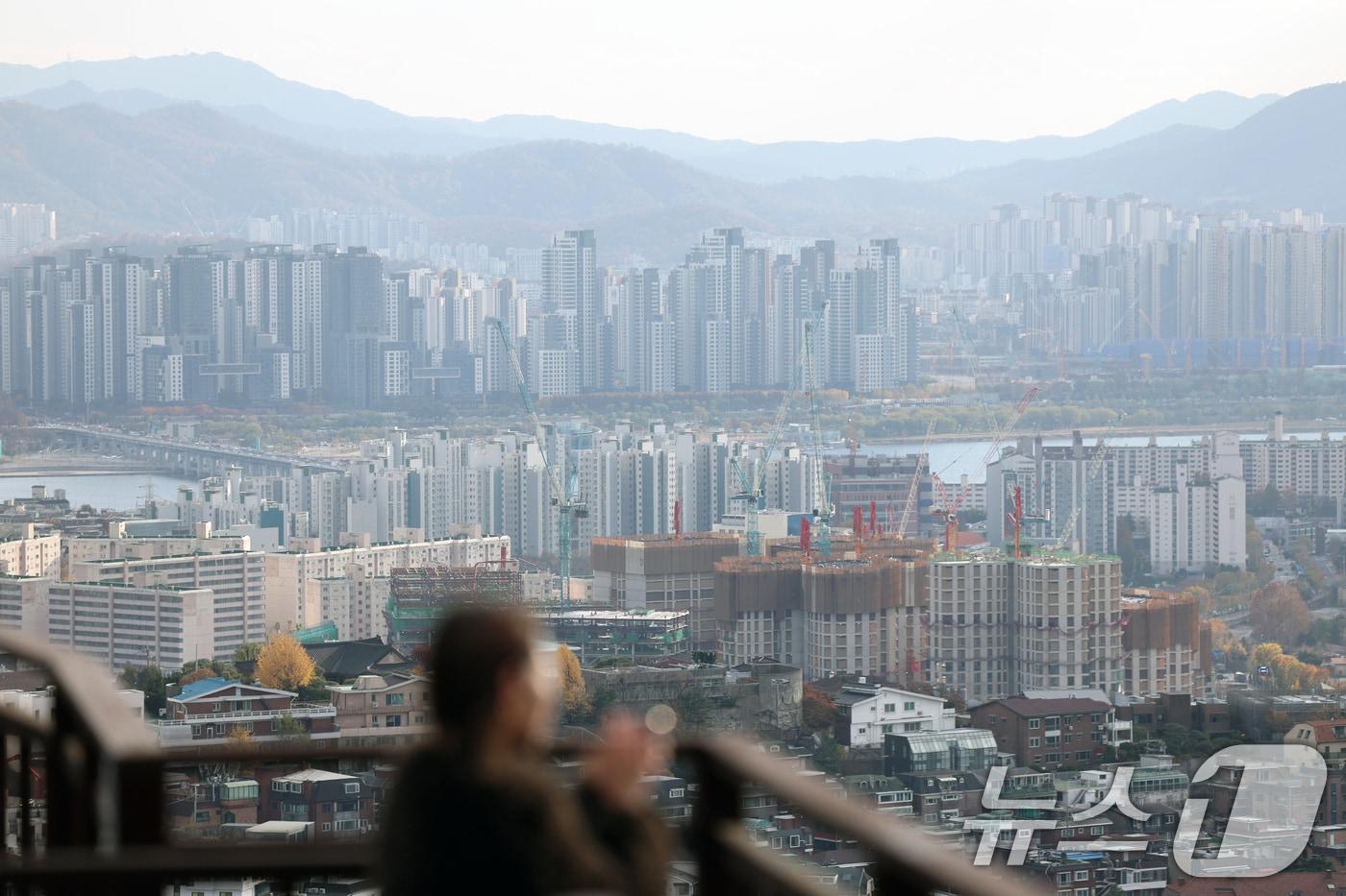 본문 이미지 -  남산에서 바라본 서울시내 아파트 및 주택 단지. 2025.11.21 ⓒ 뉴스1 황기선 기자