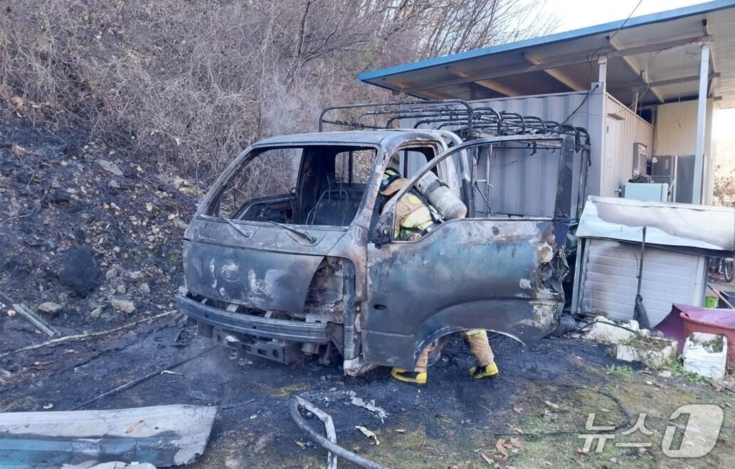 본문 이미지 - 21일 오전 11시 25분쯤 경북 청송군 안덕면 한 주택 마당에 주차된 1톤 화물차에 불이나 소방당국이 진화하고 있다.(경북소방본부 제공. 재판매 및 DB 금지)2025.11.21/뉴스1