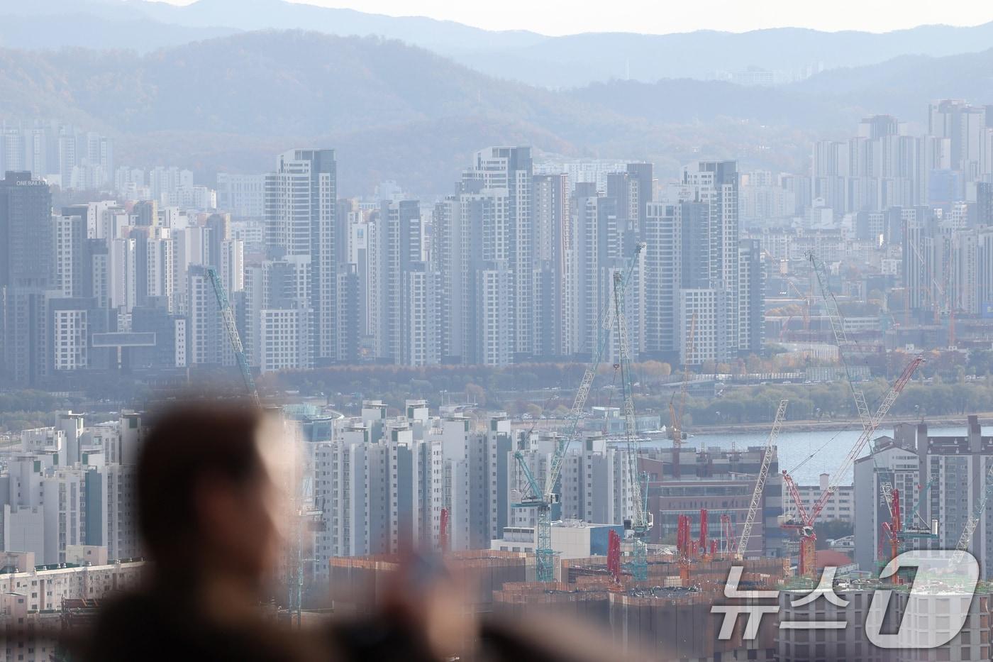 하나은행과 KB국민은행이 연간 가계대출 총량을 관리하기 위해 올해 실행되는 주택 구입 목적의 가계대출 접수를 중단한다. KB국민은행은 대면 창구에서 오는 24일부터, 비대면 채널에서는 오는 22일부터 올해 실행 예정인 주택 구입 자금용 주택담보대출 신규 접수를 제한한다. 앞서 하나은행도 같은 이유로 25일부터 올해 실행분 주택담보대출과 전세대출 신규 접수를 제한하기로 했다. 사진은 이날 남산에서 바라본 서울시내 아파트 및 주택 단지. 2025.11.21/뉴스1 ⓒ News1 황기선 기자