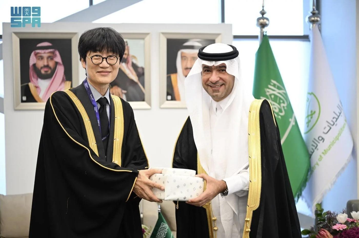 이해진 네이버 이사회 의장과 마제드 알 호가일 사우디 자치행정주택부 장관 (사우디 국영 통신 SPA 제공)