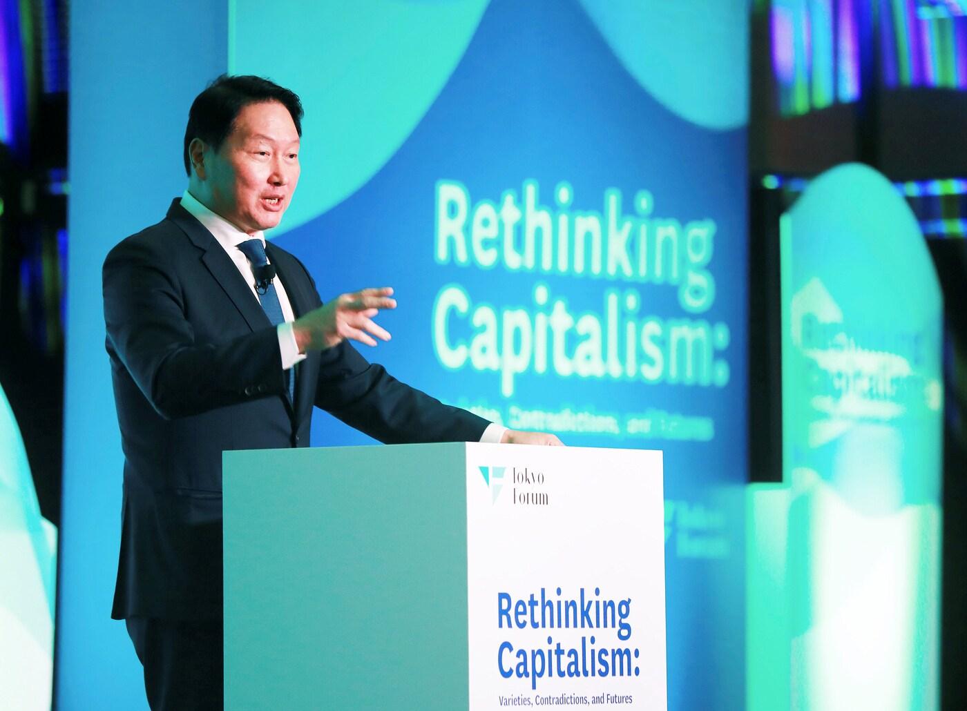 본문 이미지 - 최태원 SK회장이 21일 일본 도쿄대 야스다 강당에서 개최된 ‘도쿄포럼2025’에서 개회사를 진행하고 있다.(SK하이닉스 제공)