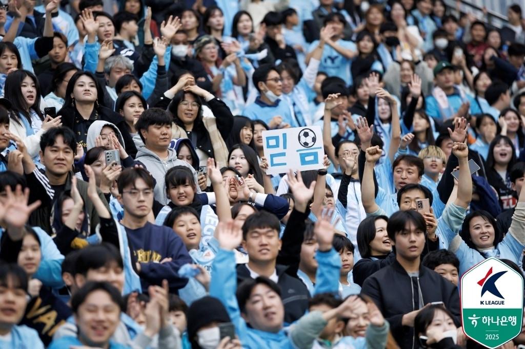본문 이미지 - A매치 일정으로 멈춰 있던 K리그1 시계가 다시 돌아간다. 제주와 대구의 '단두대매치'가 가장 많은 조명을 받고 있다. (한국프로축구연맹 제공)