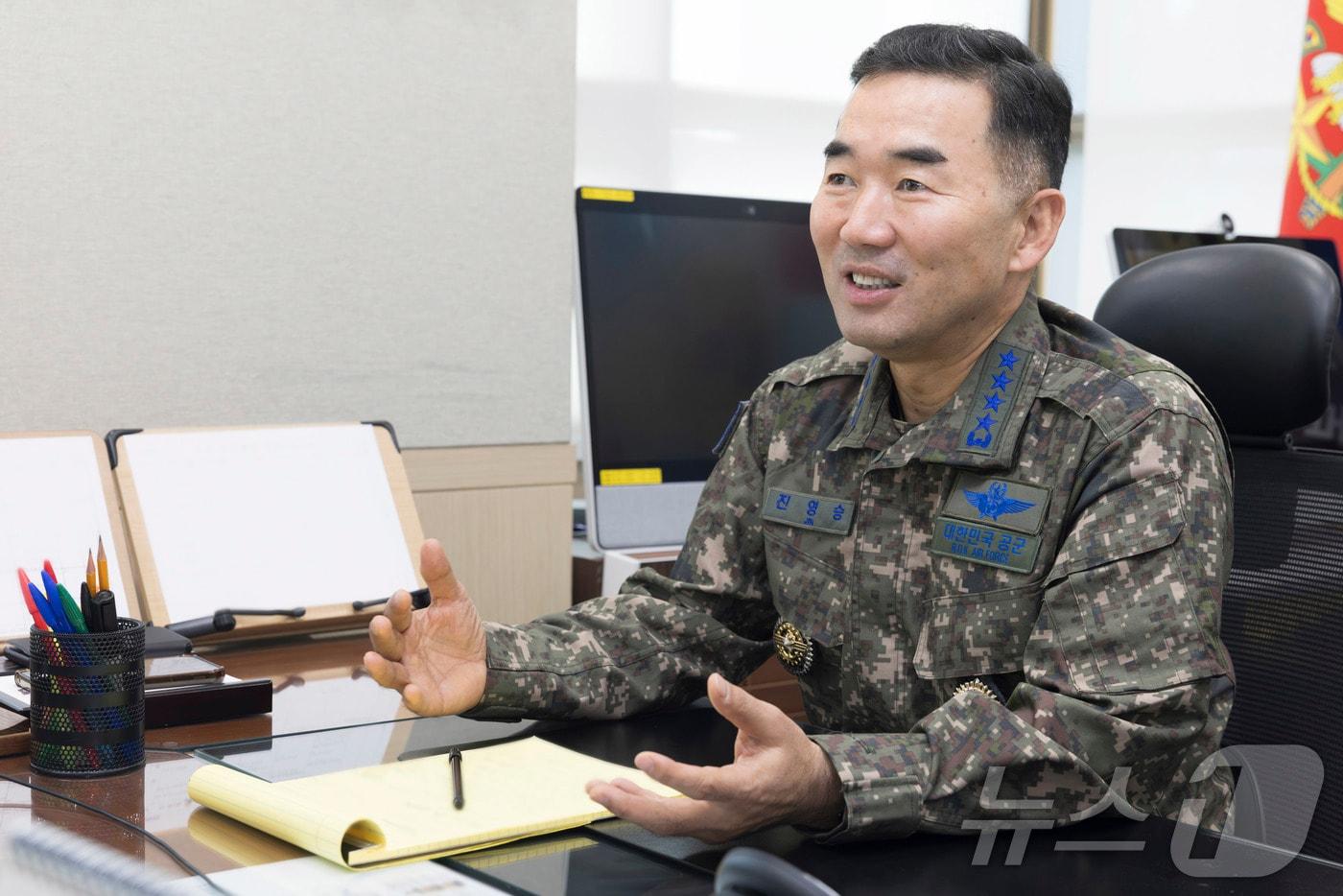 진영승 합참의장이 21일 데이비드 존스턴 호주 국방총장&#40;해군제독&#41;과 공조통화를 실시하고 있다. &#40;합동참모본부 재판매 및 DB 금지&#41; 2025.11.21/뉴스1