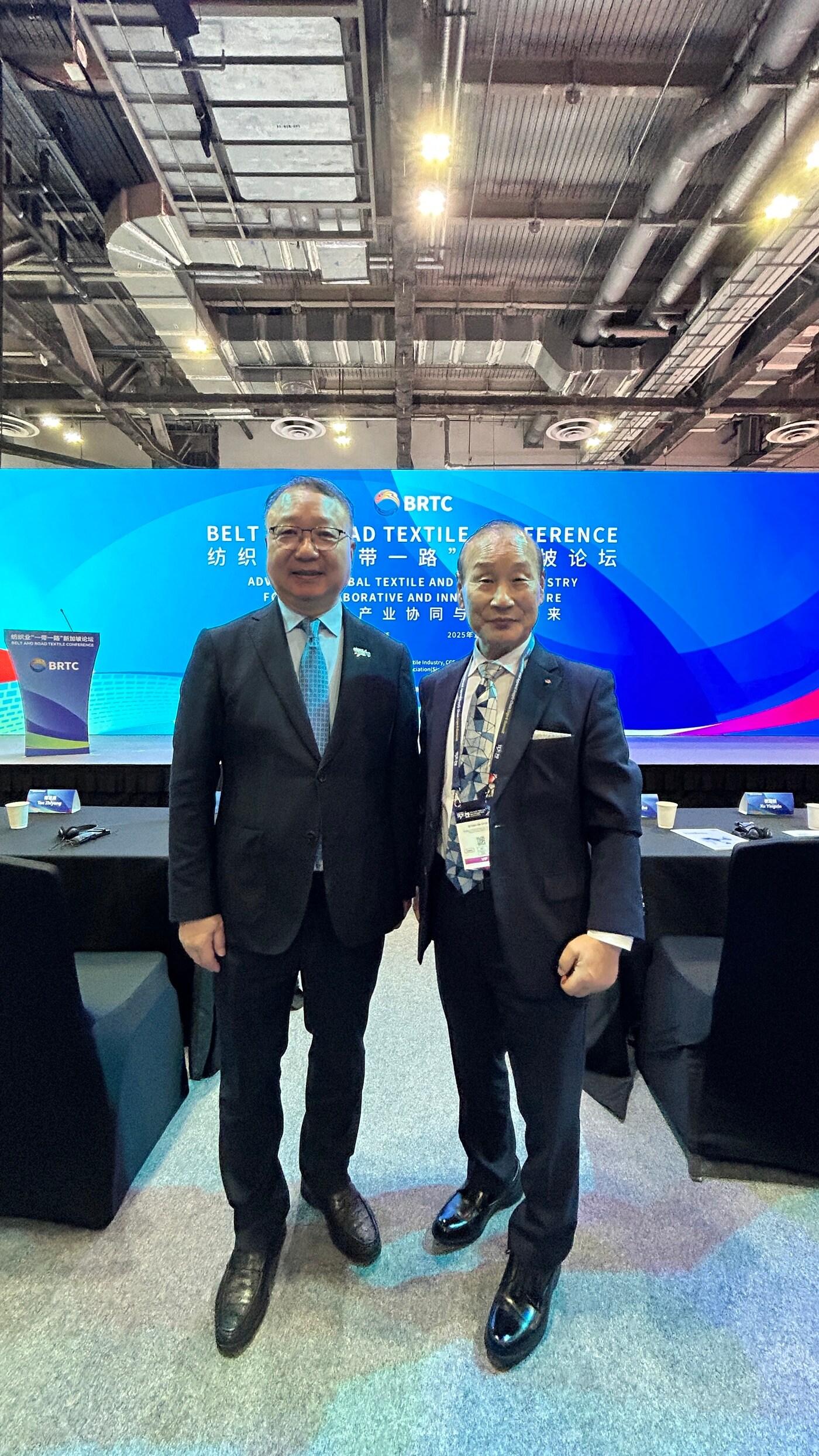 본문 이미지 - 최병오 회장(오른쪽, 한국섬유산업연합회제공)