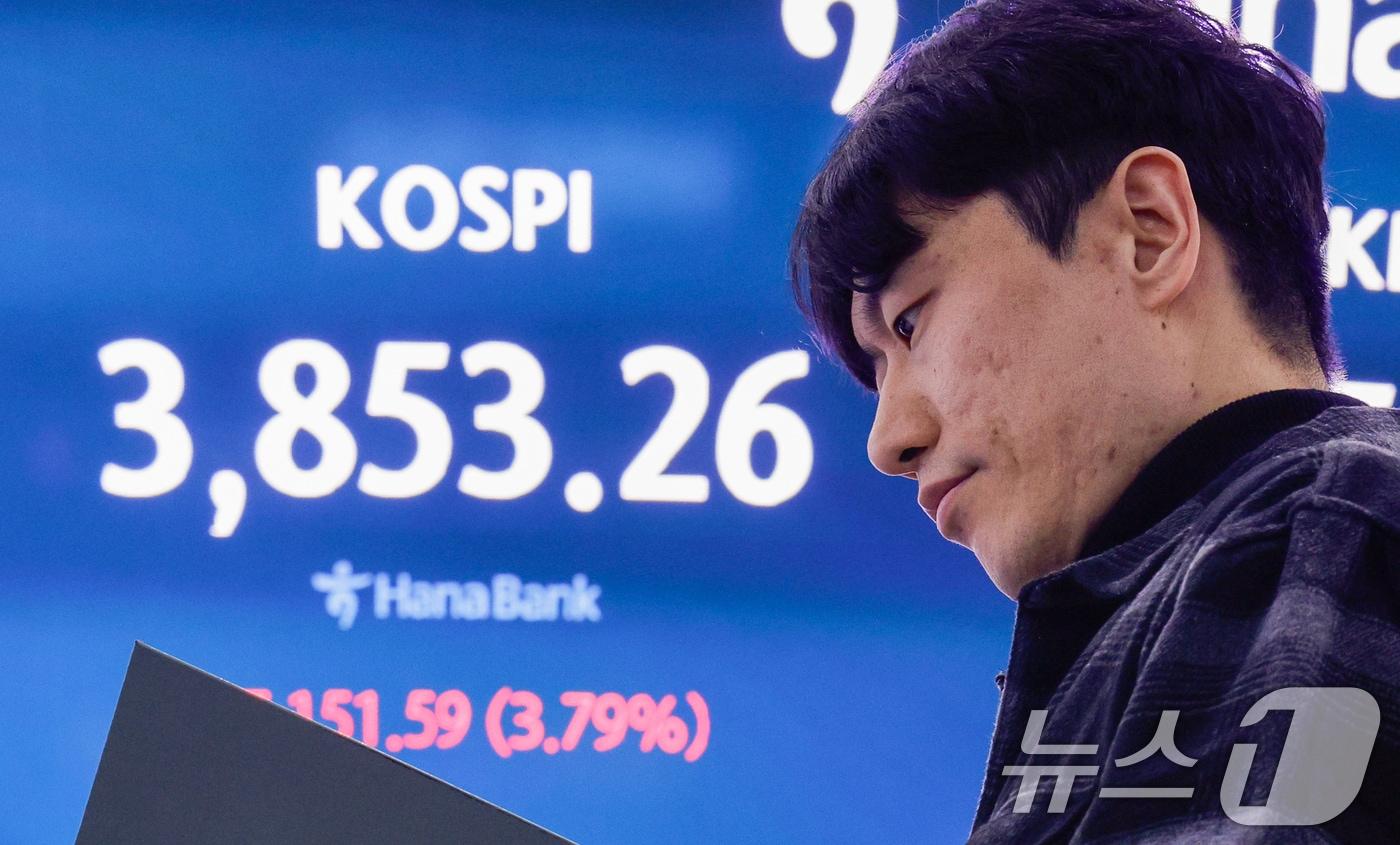 21일 오후 서울 중구 하나은행 본점 딜링룸 전광판에 종가가 나오고 있다. 이날 코스피는 전일 대비 151.59포인트&#40;p&#41;&#40;3.79%&#41; 하락한 3853.26, 코스닥은 27.99p &#40;3.14%&#41; 하락한 863.95로 마감했다. 서울외환시장에서 달러·원 환율은 전일 오후 3시 30분 주간종가 대비 7.7원 오른 1475.6원을 기록했다. 2025.11.21/뉴스1 ⓒ News1 안은나 기자