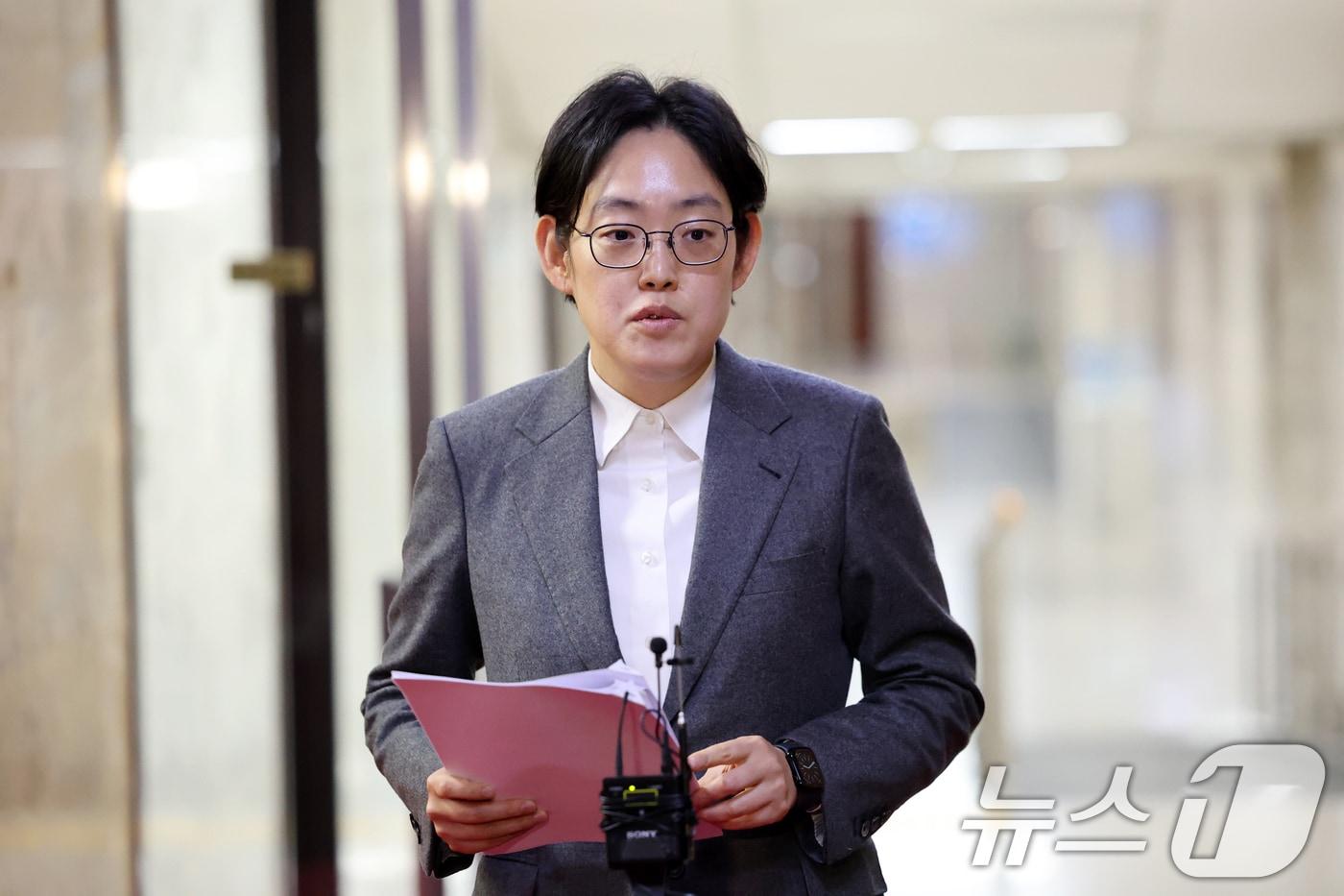 본문 이미지 - 조지연 국민의힘 의원이 21일 서울 여의도 국회에서 지방선거총괄기획단 제4차 전체회의 결과 브리핑을 하고 있다. 2025.11.21/뉴스1 ⓒ News1 이승배 기자