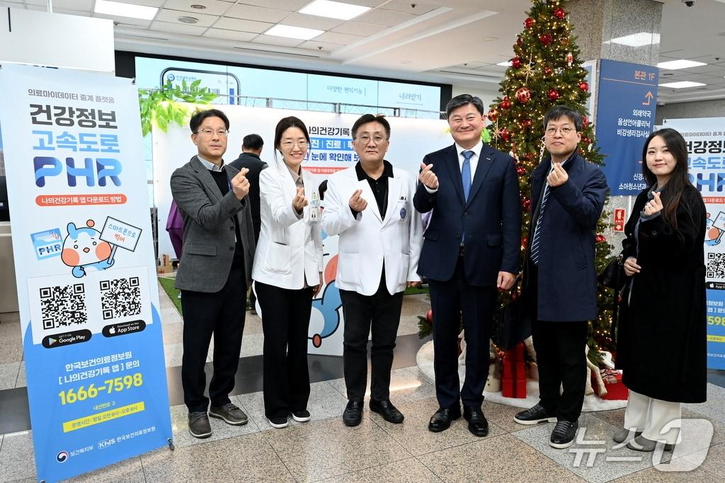 본문 이미지 - 이형중 한양대학교병원장&#40;왼쪽에서 세번째&#41;, 염민섭 한국보건의료연구원장&#40;왼쪽에서 네번째&#41; 등이 기념촬영을 하고 있다.&#40;한양대학교병원 제공&#41;