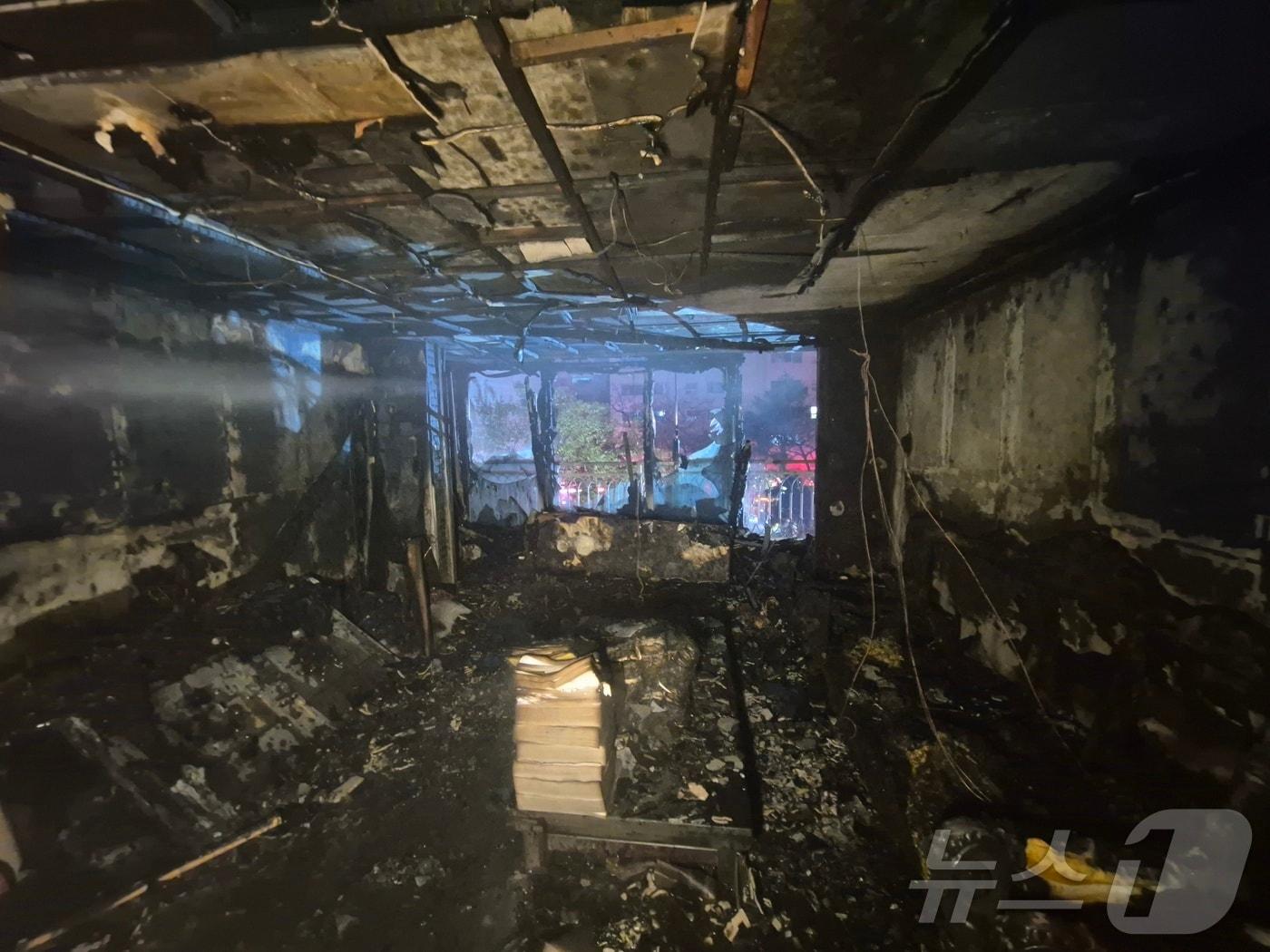 본문 이미지 - 지난 20일 오후 10시 52분쯤 광주 북구 동림동의 한 아파트 3층에서 10대 청소년 A 양이 라이터로 침구류에 불을 내 소방당국이 화재를 진화한 모습.&#40;광주 북부소방 제공. 재판매 및 DB 금지&#41; 