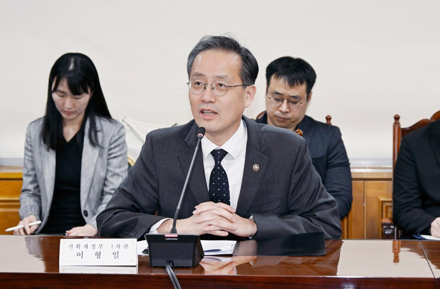 이형일 기획재정부 차관이 11월 21일 오후 서울 중구 은행회관에서 열린 '역외 원화 결제 시스템 구축 전담반 출범 회의'를 주재, 모두발언을 하고 있다.(기재부 제공)