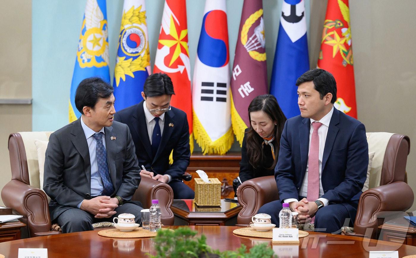 안규백 국방부 장관이 21일 오후 케빈 킴 주한미국대사대리를 접견해, 한반도 및 지역정세와 한미동맹 발전방향에 대해 논의하고 있다. &#40;국방부 재판매 및 DB 금지&#41; 2025.11.21/뉴스1