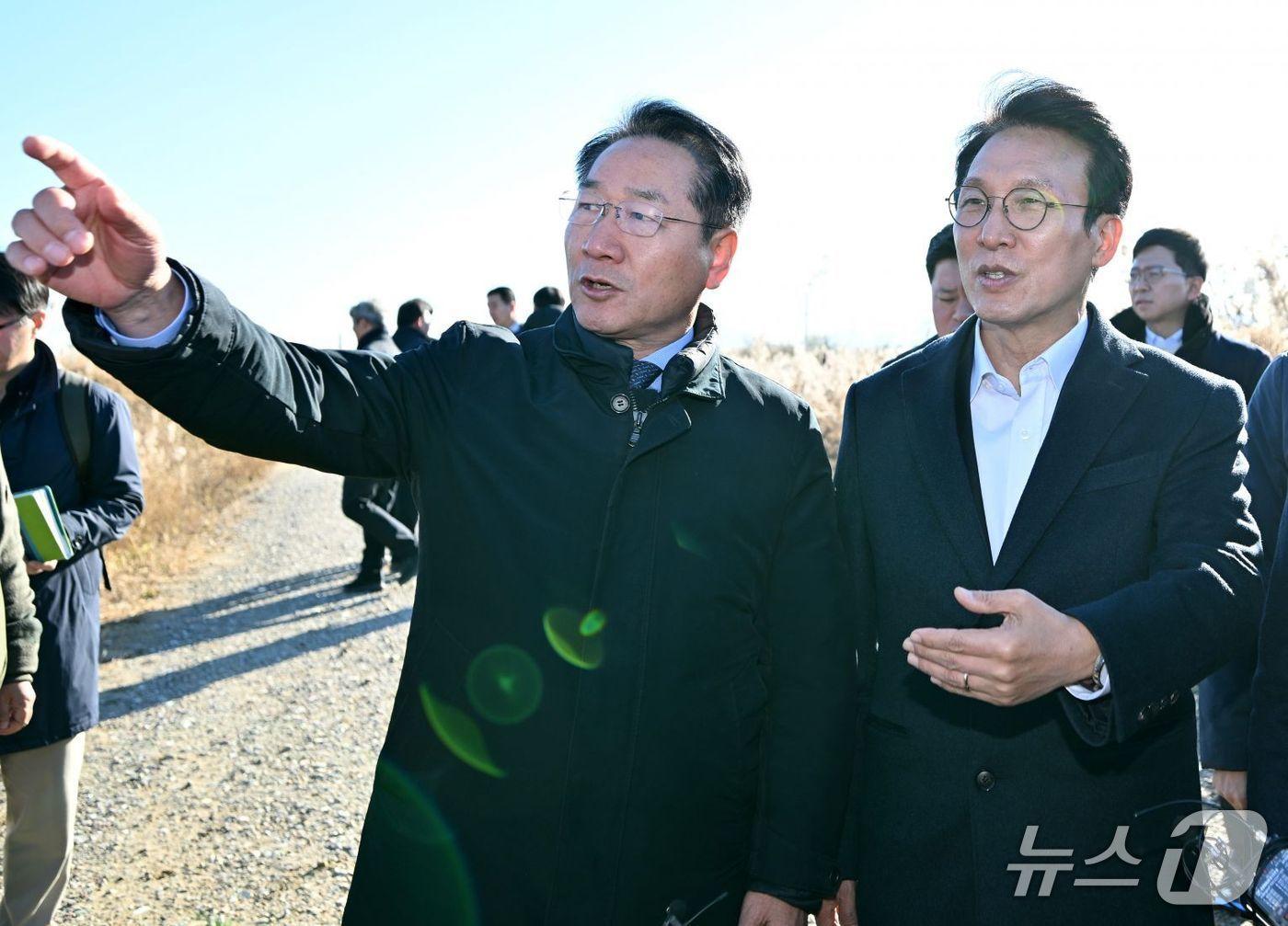 본문 이미지 - 유정복 인천시장이 21일 수도권매립지에서 김민석 국무총리와 매립현황과 매립장 사용종료에 따른 활용방안을 점검하고 있다. (인천시 제공.재판매 및 DB금지)