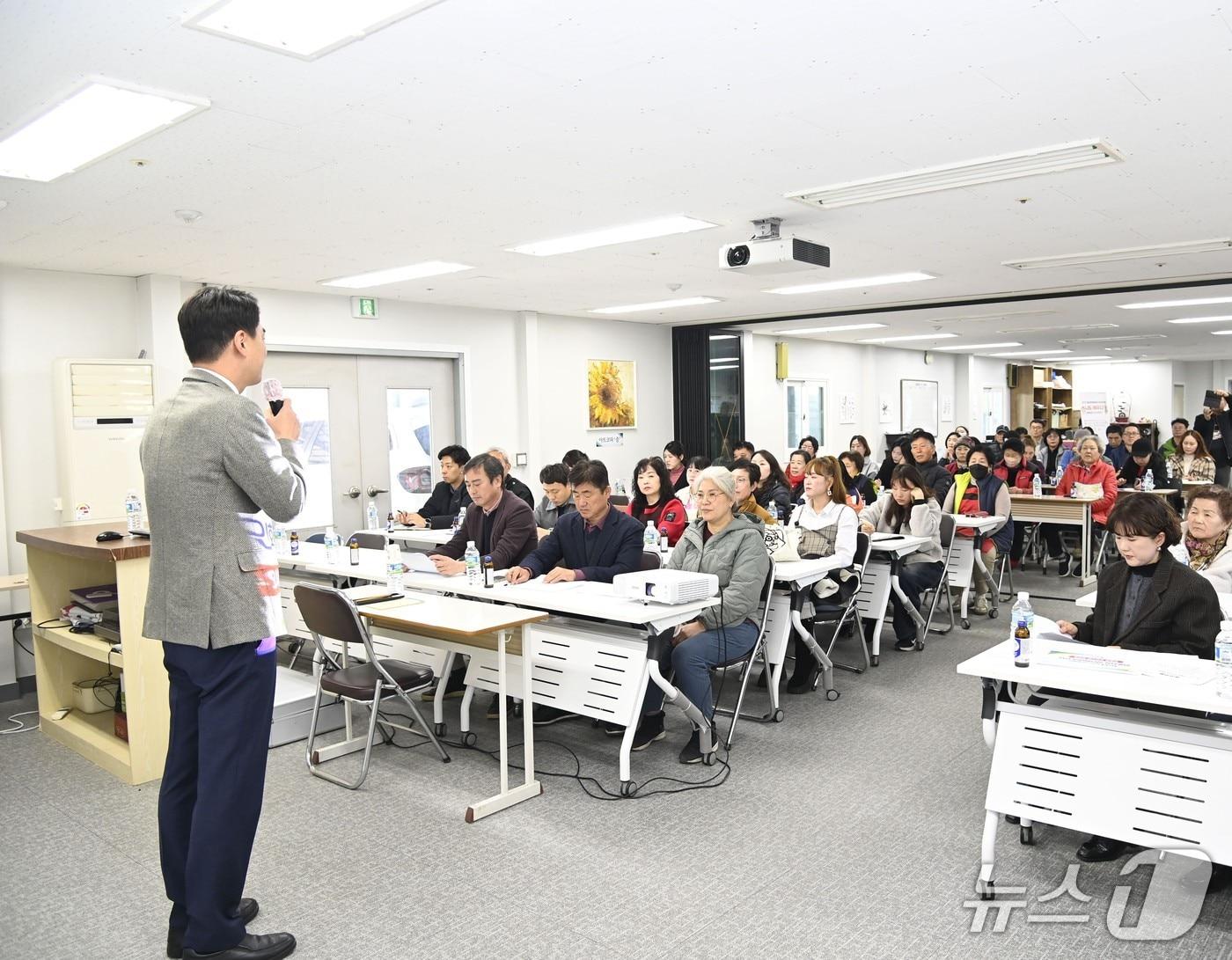 본문 이미지 - 최재훈 대구 달성군수가 현풍읍에서 주민설명회를 열고 경관 개선과 상권 활성화 계획을 설명하고 있다.&#40;대구 달성군 제공. 재판매 및 DB금지&#41;
