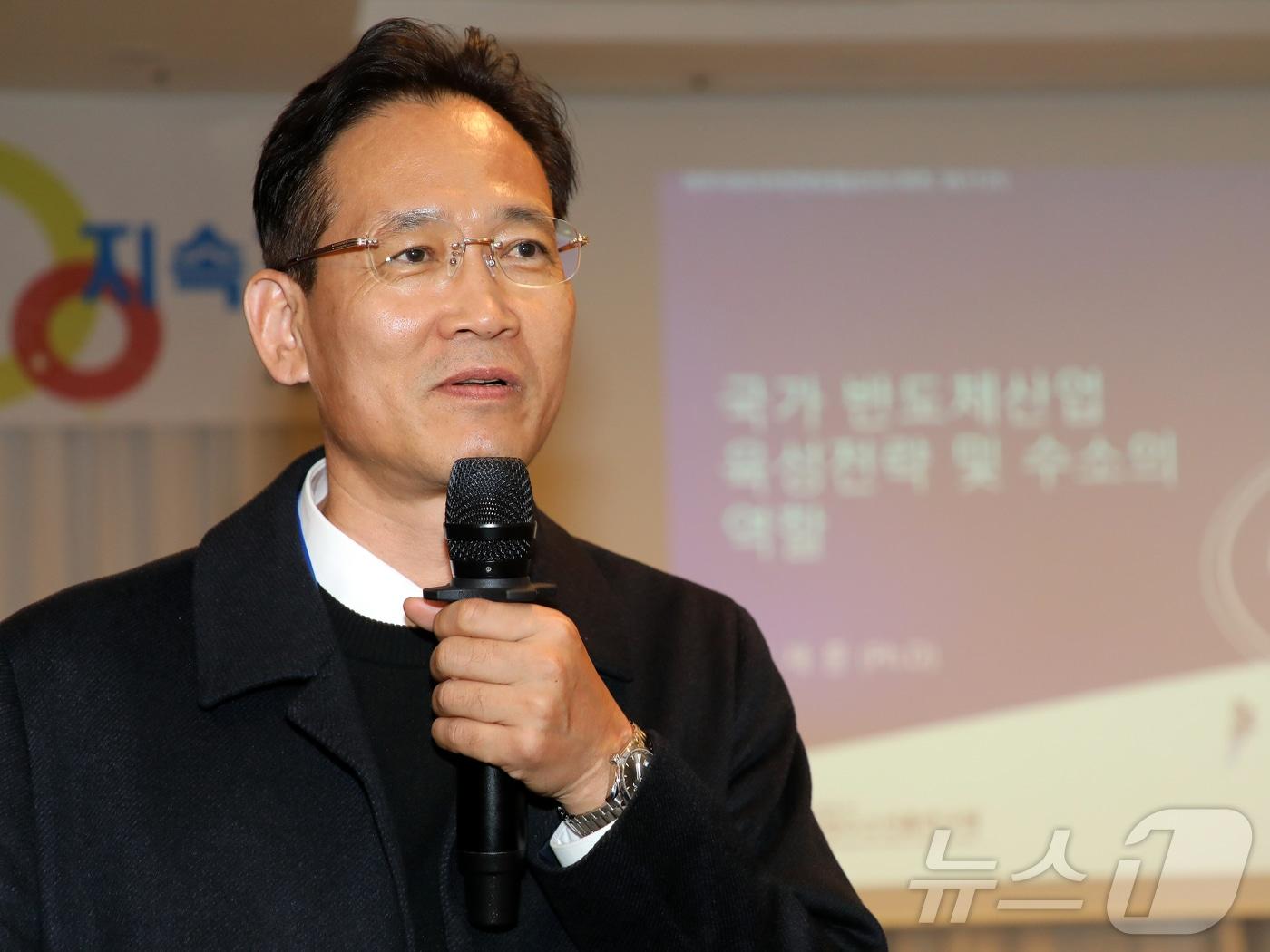 본문 이미지 - 이재훈 한국청정수소진흥연구원 사무국장이 21일 오후 제주시 오션스위츠 제주호텔에서 열린 '제8회 제주플러스전문가포럼'에서 발제하고 있다. '지속 가능한 미래를 향한 제주 그린수소 산업'을 주제로 한 이번 포럼은 뉴스1과 제주대학교 RISE사업단, 제주테크노파크가 공동 주최하고, 뉴스1 제주본부가 주관했다. 2025.11.21/뉴스1 ⓒ News1 오미란 기자