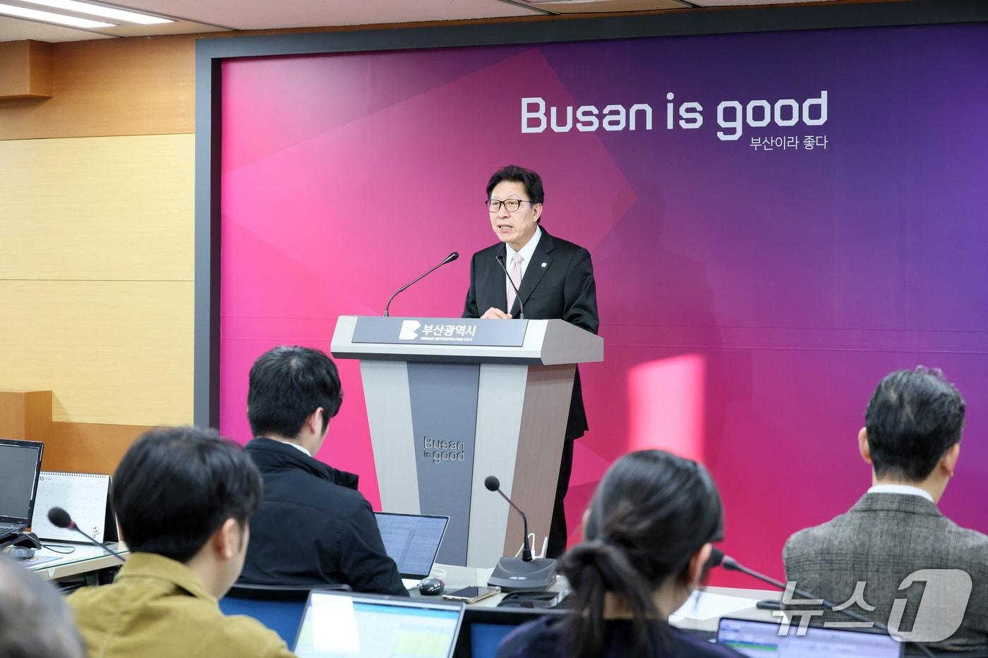 박형준 부산시장이 21일 오후 가덕도신공항 부지조성공사 입찰방침 결정에 대한 부산시 입장 기자회견을 하고 있다.(부산시 제공. 재판매 및 DB금지)