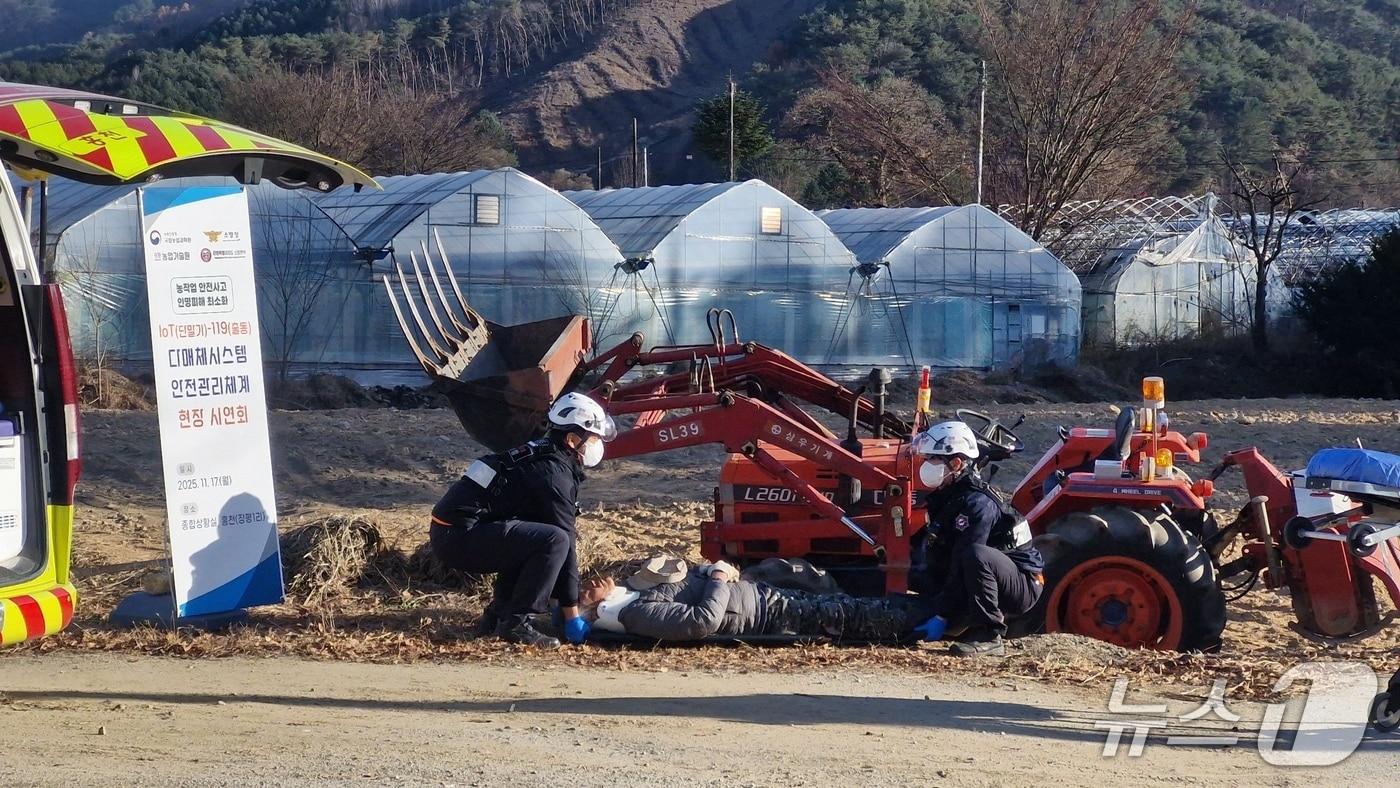 본문 이미지 - 홍천에서 진행된 IoT(사물인터넷) 기반 농작업 안전관리 시스템 시연회.(강원농업기술원 제공, 재판매 및 DB금지)
