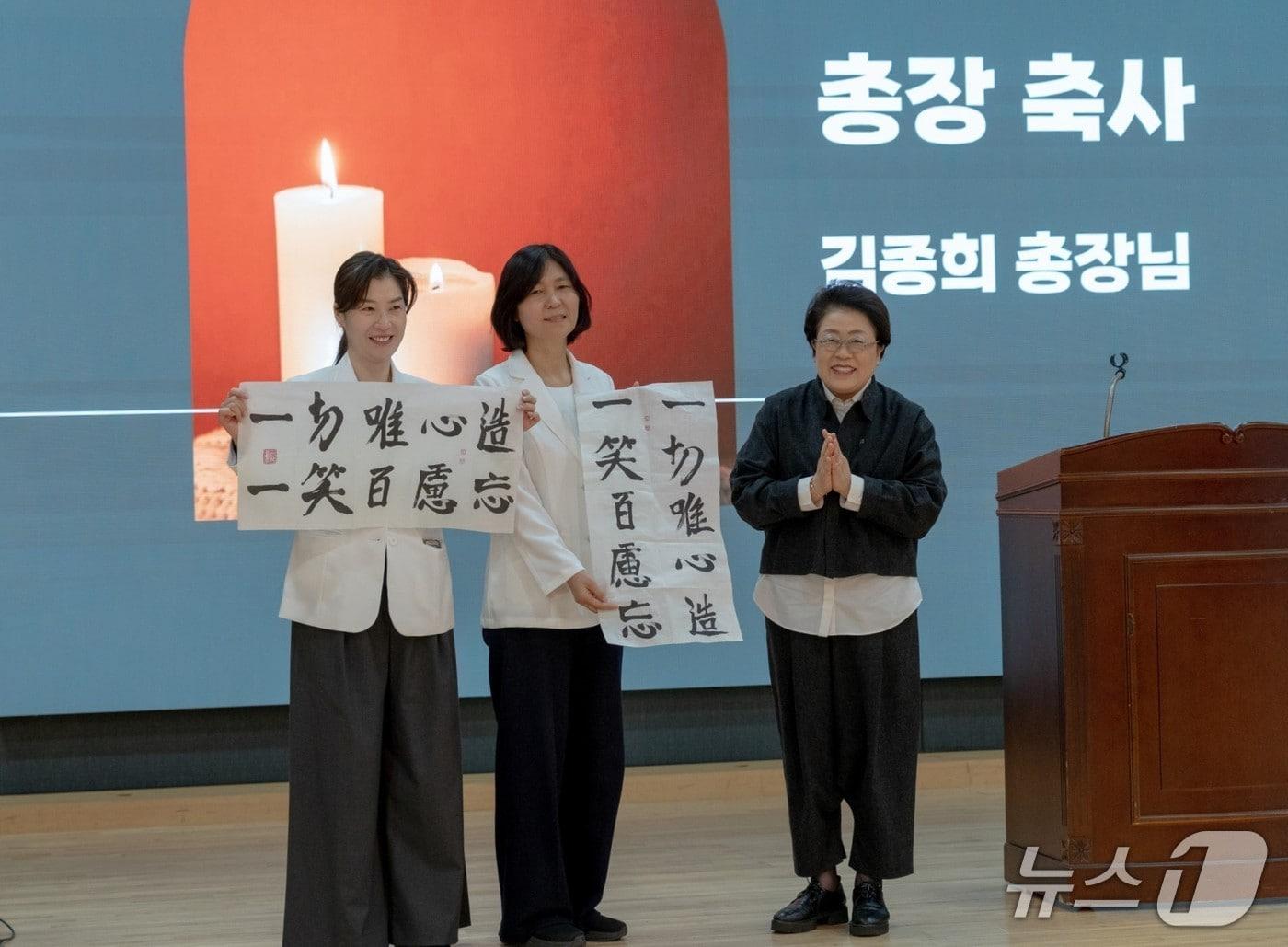 본문 이미지 - 직접 쓴 붓글씨 선물한 김종희 총장.&#40;상명대 제공. 재판매 및 DB금지&#41;