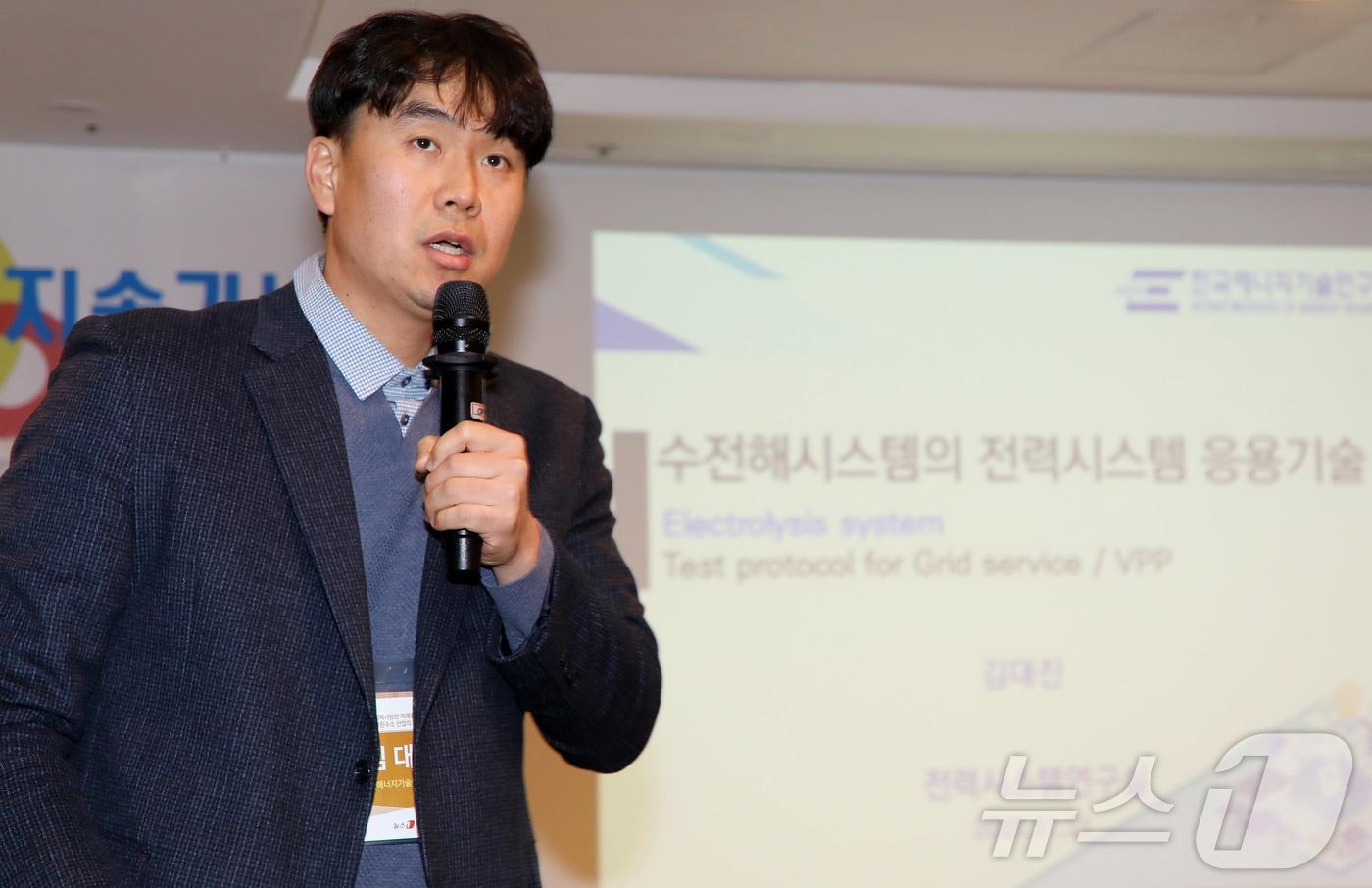 김대진 한국에너지기술연구원 전력시스템연구실장이 21일 오후 제주시 오션스위츠 제주호텔에서 열린 '제8회 제주플러스전문가포럼'에서 발제하고 있다. '지속 가능한 미래를 향한 제주 그린수소 산업'을 주제로 한 이번 포럼은 뉴스1과 제주대학교 RISE사업단, 제주테크노파크가 공동 주최하고, 뉴스1 제주본부가 주관했다. 2025.11.21/뉴스1 ⓒ News1 오미란 기자