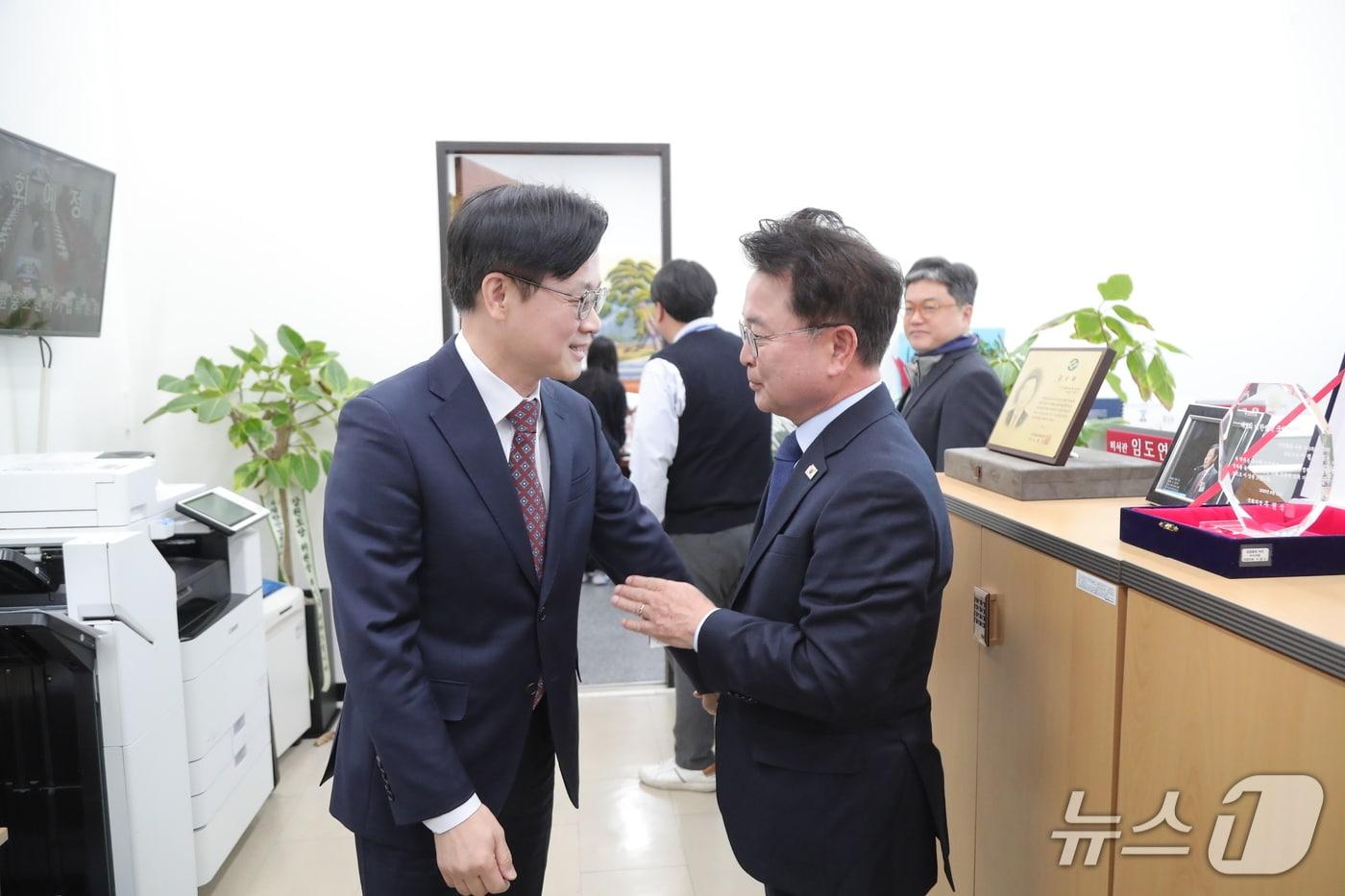 육동한 춘천시장이 21일 김정관  산업통상자원부 장관을 만나 지역 주요 현안 예산 반영을 요청하고 있다.&#40;춘천시 제공, 재판 및 DB금지&#41;