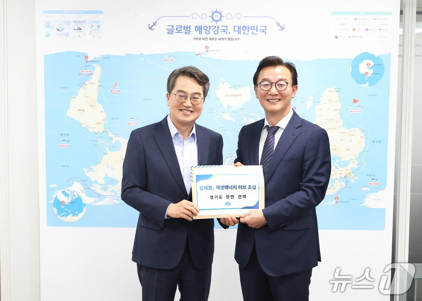 본문 이미지 - 21일 오후 김동연 경기도지사가 전재수 해양수산부 장관에게 평택항, 재생에너지 허브 조성을위한 경기도 현안을 건의하고있다.&#40;경기도 제공. 재판매 및 DB금지&#41;