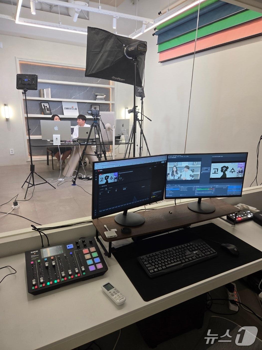 본문 이미지 - 온라인 강의 풀랫폼 인베이더스쿨에서 효과적인 제작을 위해 직접 운영하고 있는 스튜디오 모습. (인베이더스쿨 제공)