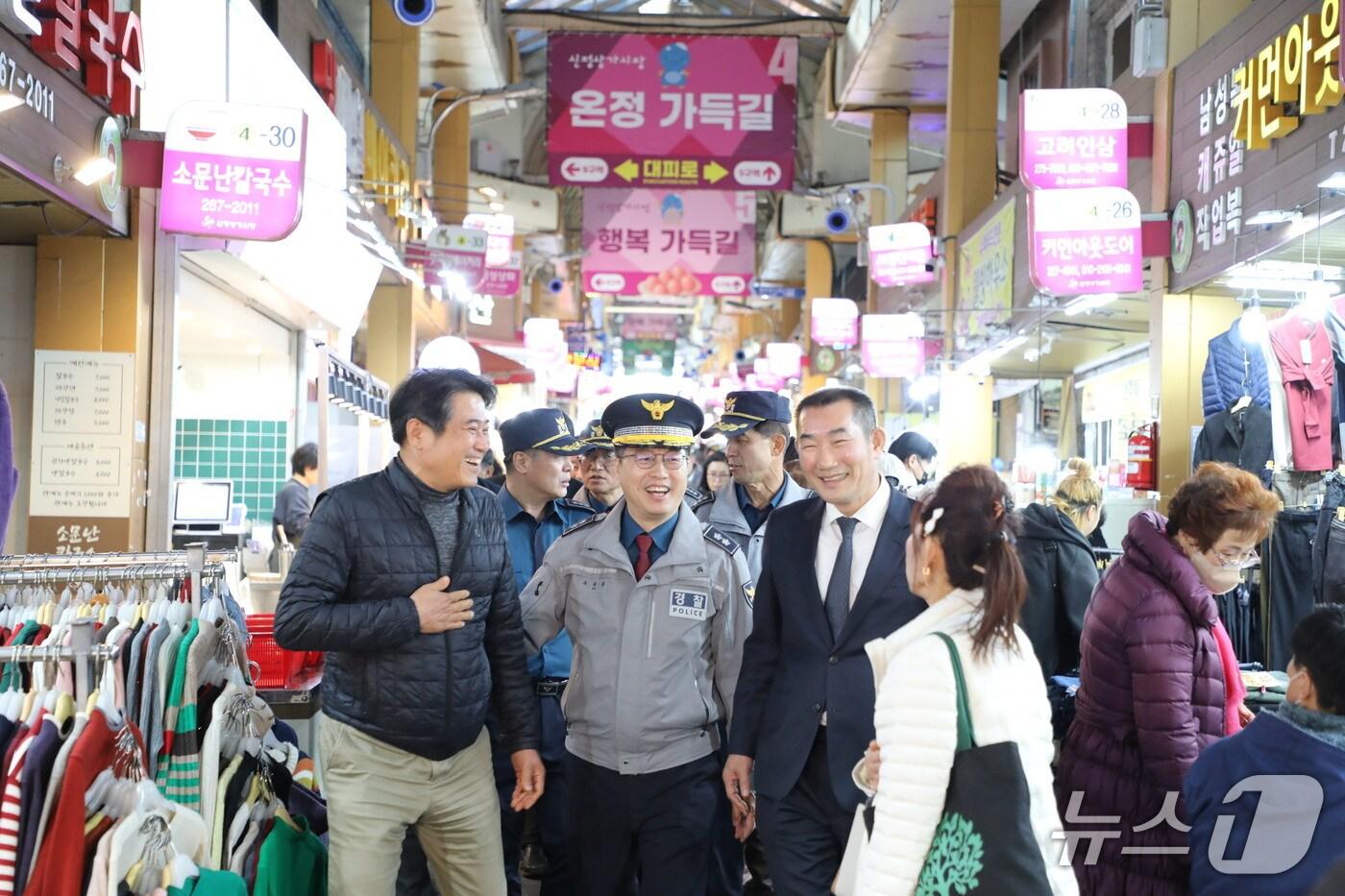 울산경찰청은 21일 신정시장에서 합동순찰을 실시했다.&#40;울산경찰청 제공. 재판매 및 DB금지&#41;/뉴스1