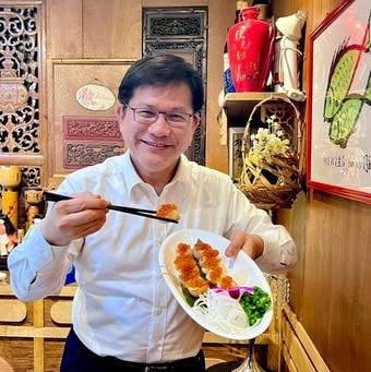 본문 이미지 -  일본산 수산물을 먹고 있는  린자룽 대만 외교부장&#40;엑스 캡처&#41;