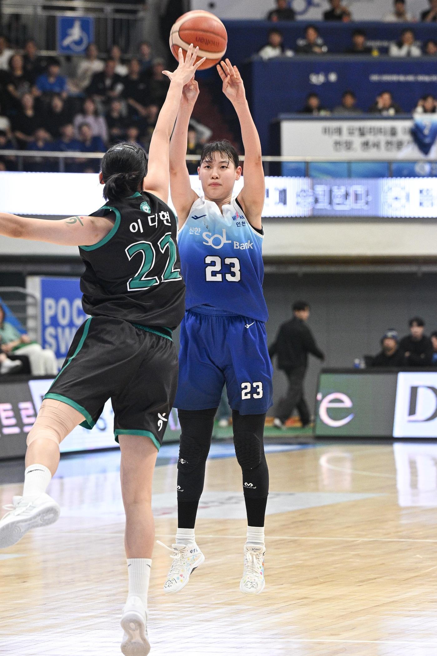 본문 이미지 - 여자농구 신한은행 홍유순이 21일 하나은행과 경기에서 슛을 쏘고 있다.&#40;WKBL 제공&#41;