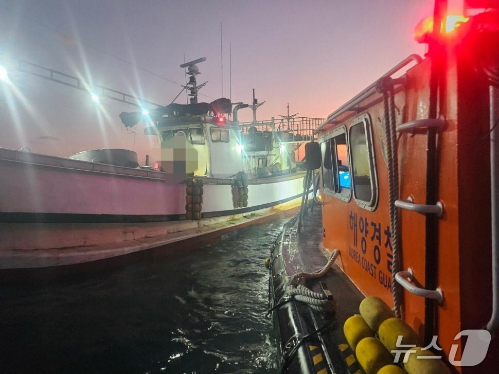 본문 이미지 - 21일 오후 5시 19분쯤 완도군 소덕우도 인근 해상에서 연안복합 어선 A호(9.77톤·승선원 4명)가 암초에 걸려 완도해경이 구조하고 있다.(완도해경 제공. 재판매 및 DB 금지)