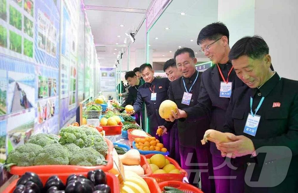 본문 이미지 - &#40;평양 노동신문=뉴스1&#41; = 북한 노동당 기관지 노동신문은 22일 &#34;전국 농업부문 기술경험 발표회 및 과학연구성과 전시회가 17~21일까지 과학기술전당에서 진행됐다＂라고 보도했다. [국내에서만 사용가능. 재배포 금지. DB 금지. For Use Only in the Republic of Korea. Redistribution Prohibited] rodongphoto@news1.kr