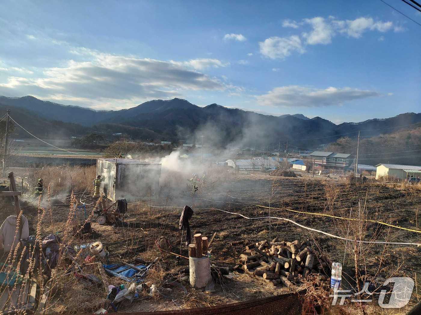 본문 이미지 - 강원 횡성 청일면 주택용 컨테이너 화재 현장.&#40;강원도소방본부 제공, 재판매 및 DB 금지&#41; 2025.11.22/뉴스1