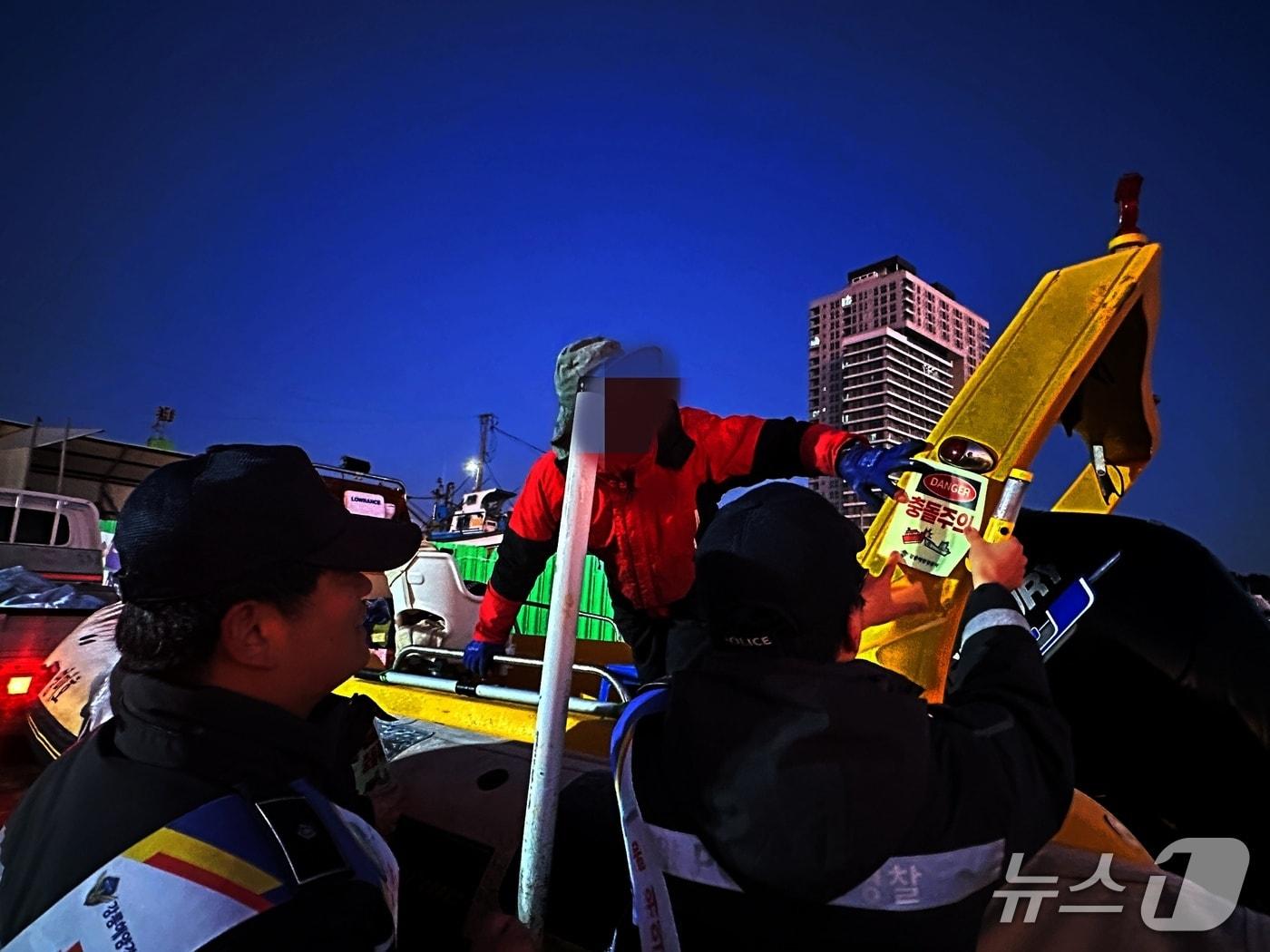 본문 이미지 - 22일 강원 강릉 사천진항을 출항하는 레저 선박에 야광스티커를 부착하는 강릉해경.&#40;강릉해경 제공, 재판매 및 DB 금지&#41; 2025.11.22/뉴스1
