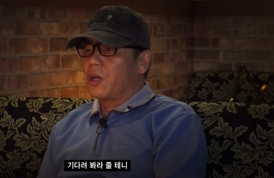 본문 이미지 - 일명 '고척 김선생'이 언론과 인터뷰를 통해 김혜성 선수 부친과 관련된 채무 문제에 대해 토로하고 있다. 출처=SBS