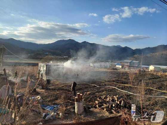 본문 이미지 - 21일 오전 10시 36분쯤 발생한 강원 횡성 청일면 주택용 컨테이너 화재 현장.(강원도소방본부 제공, 재판매 및 DB 금지) 2025.11.22/뉴스1