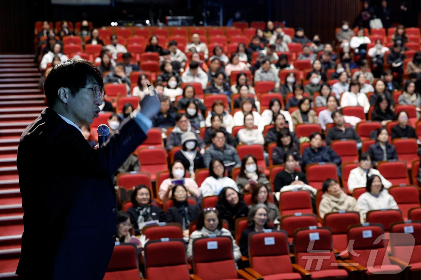 본문 이미지 - 우연철 진학사 입시전략연구소 소장이 22일 오전 서울 영등포구 영등포아트홀에서 열린 2026학년도 대입 정시 지원전략 설명회에서 2026학년도 정시 전형 군별 특징 및 합격전략과 주요 대학별 정시 전형 분석을 설명하고 있다. 2025.11.22 ⓒ 뉴스1 박정호 기자