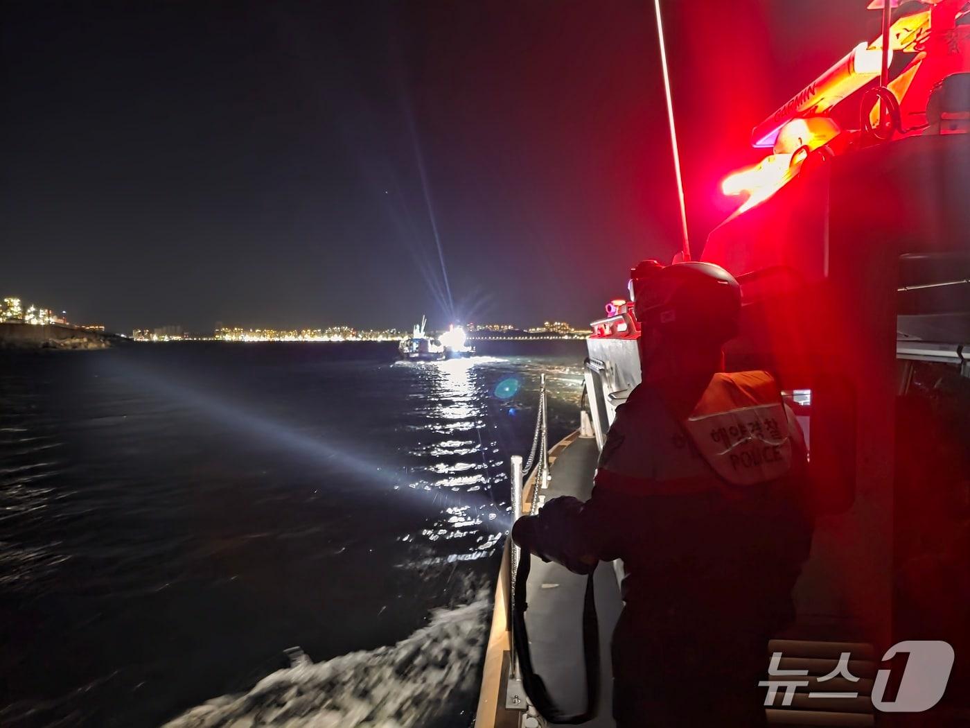 본문 이미지 - 21일 오후 9시 2분쯤 포항 신항 북방파제 홍등 인근 해상에서 엔진이 고장난 낚시어선 A호(6톤급, 승선원 6명)를 구조 중인 해경. (포항해경 제공. 재판매 및 DB금지)/뉴스1