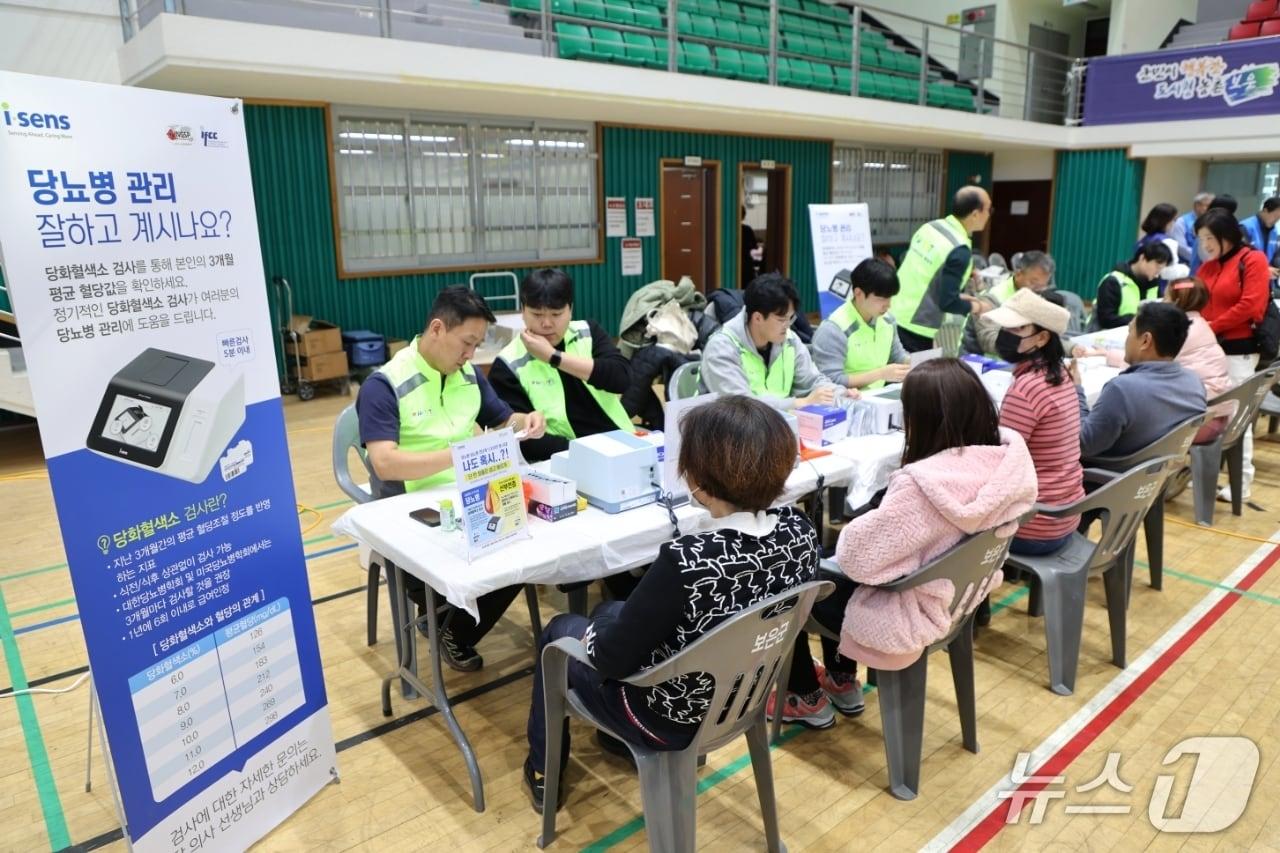 본문 이미지 - 22일 충북 보은에서 외교부와 복지부 공무원노조가 주관하는 의료봉사 활동이 펼쳐지고 있다. &#40;보은군 제공. 재판매 및 DB금지&#41; /뉴스1