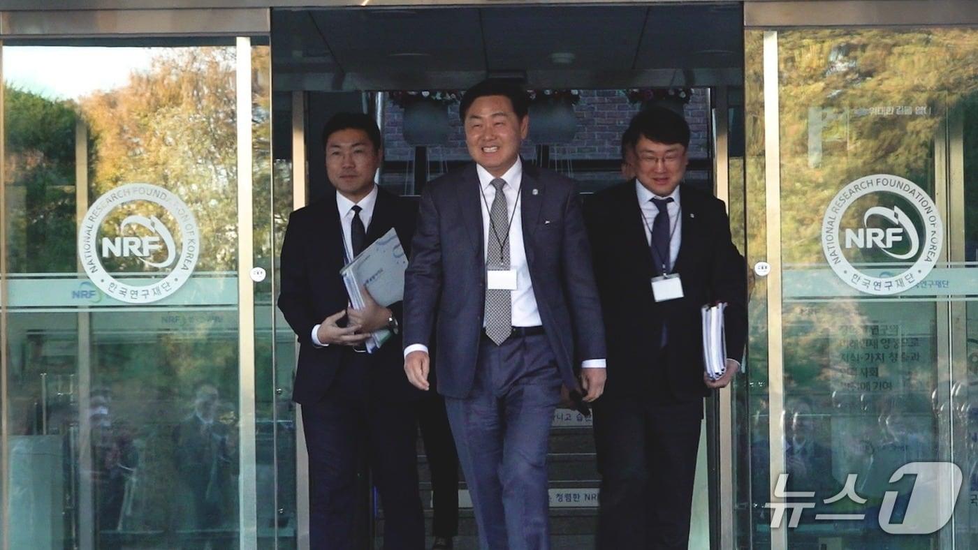 21일 대전 한국연구재단에서 인공태양&#40;핵융합&#41; 연구시설 유치 발표평가가 진행된 가운데 PT를 마친 김관영 전북도지사가 밝은 표정으로 걸어 나오고 있다.&#40;전북도 제공. 재판매 및 DB금지&#41;/뉴스1    