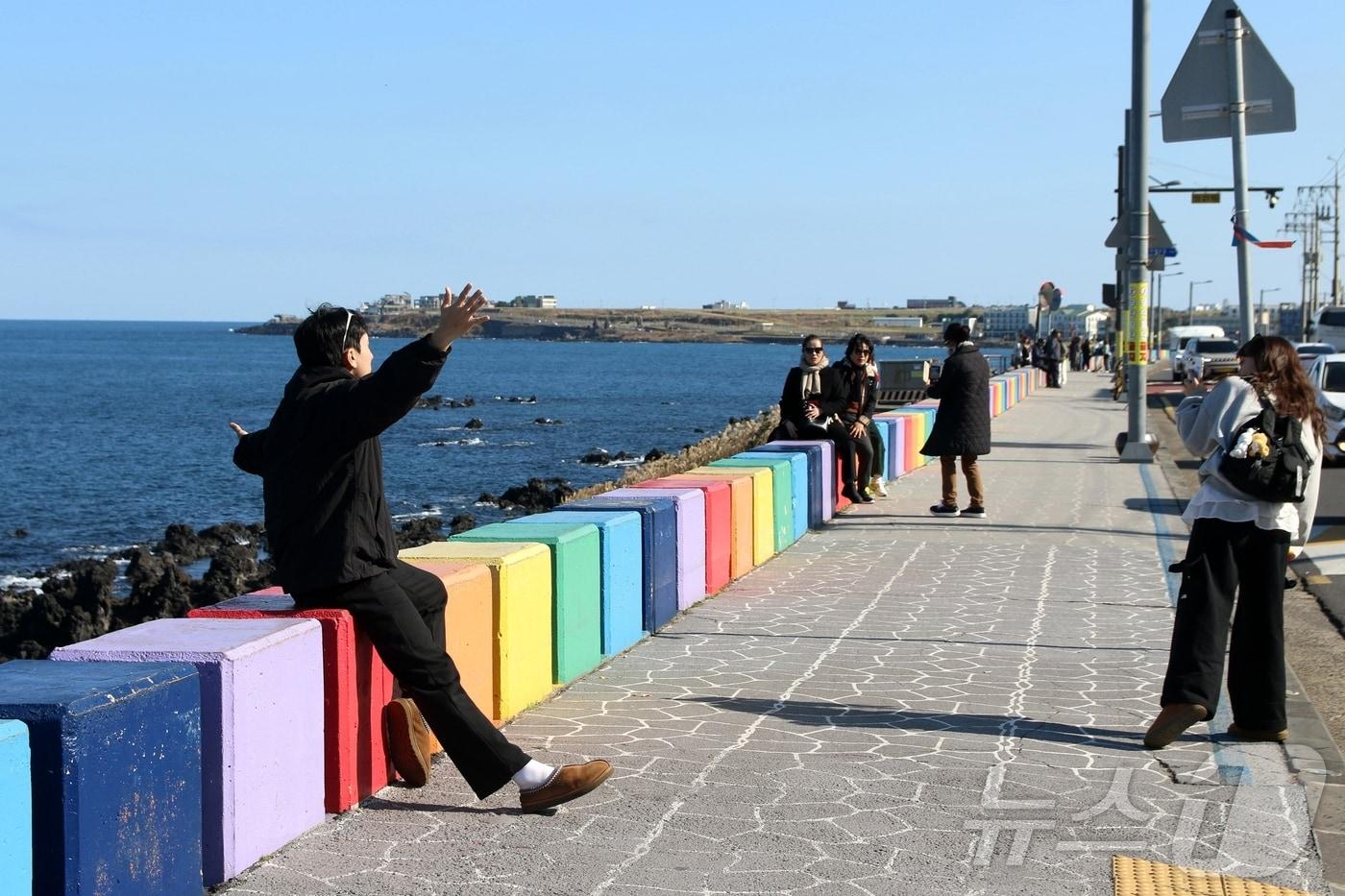 청명한 날씨를 보인 22일 제주시 도두1동 무지개해안도로에서 즐거운 시간을 보내고 있다. 이날 제주도의 낮 기온은 15~18도를 기록했다. 2025.11.22/뉴스1 ⓒ News1 홍수영 기자