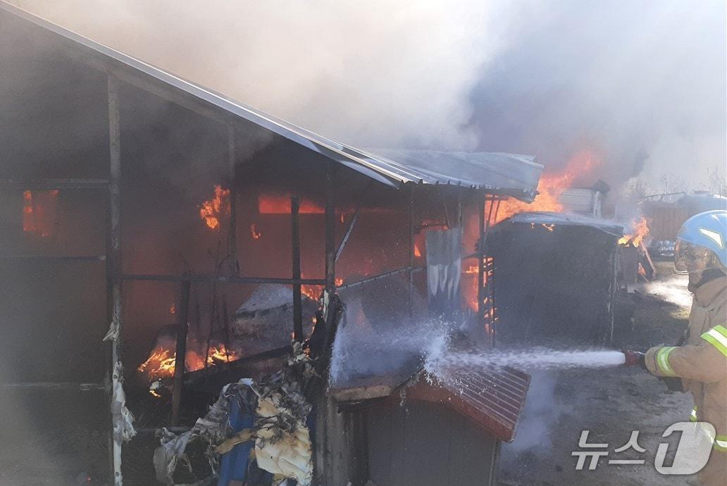 본문 이미지 - 21일 오전 11시 4분쯤 영주시 봉현면 두산리 단독주택에서 전기적 요인으로 인해 발생한 것으로 추정되는 화재가 발생해 출동한 소방관이 진화작업을 하고 있다. (경북소방본부 제공. 재판매 및 DB금지)/뉴스1